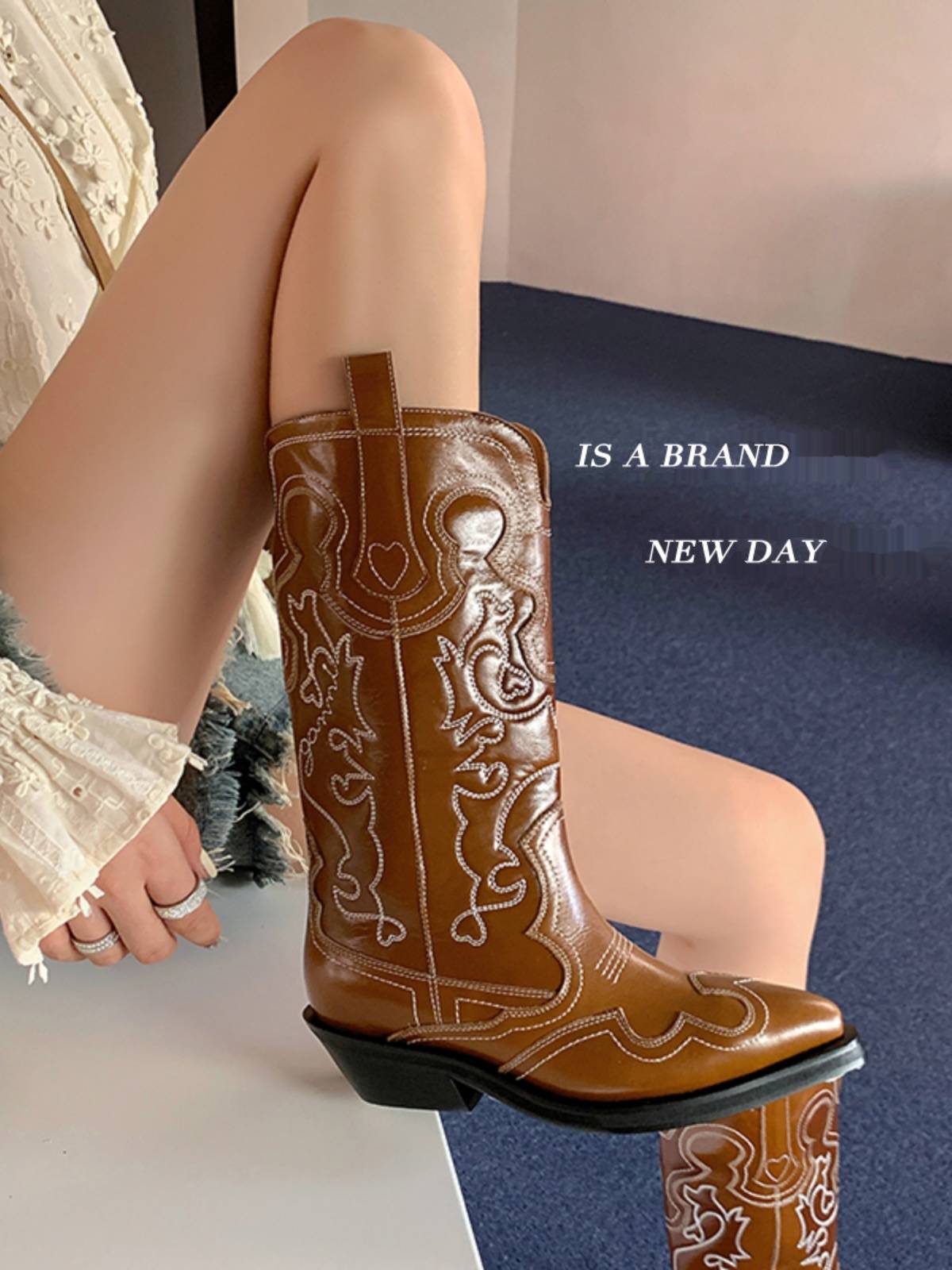 Polygonum Head Head -Western denim boots female summer 2023 leather embroidery colored mid -boots European and American bangs Knight boots