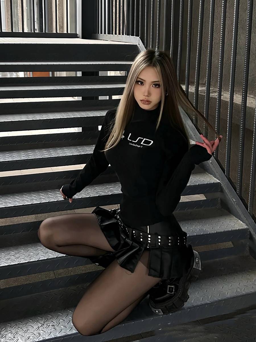 Metal Rock ♪ ♪ Black punk little girl in the middle of the thick bottom ♪