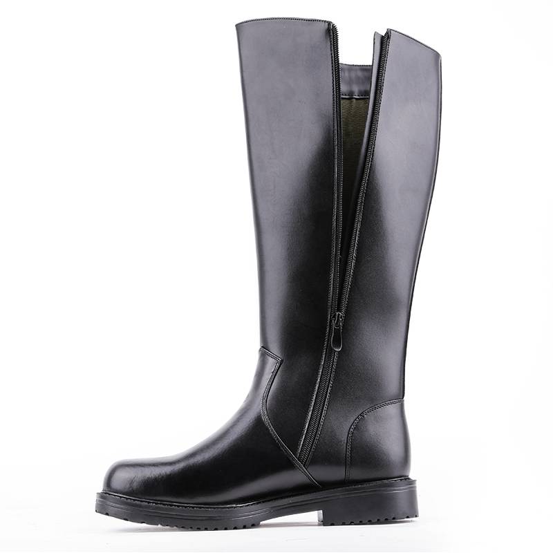 The guard guard's horse boots, the man with the boot, the man with the boot, the horse with the boots