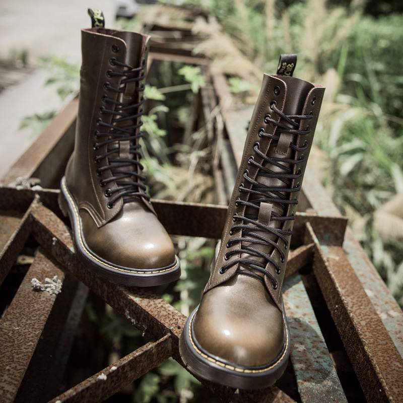 Martin Boots Man, the Englishman's leather boots, the black man on foot, the man on foot