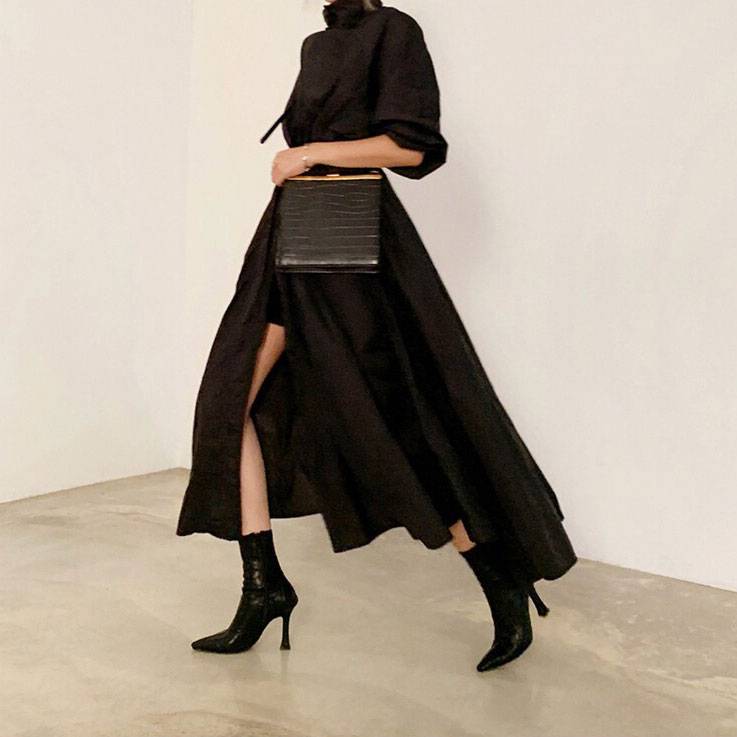 The town store to the treasure! She's got a high pointy, high-temperature, black-fibre boots and thin, short, short boots