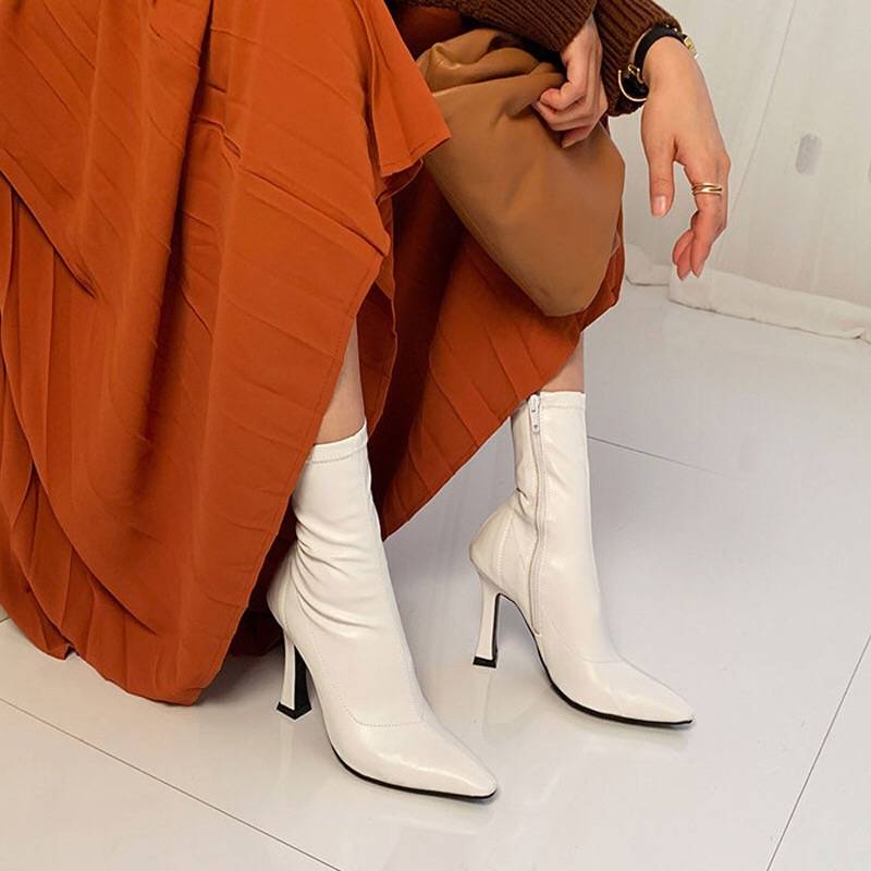 The town store to the treasure! She's got a high pointy, high-temperature, black-fibre boots and thin, short, short boots