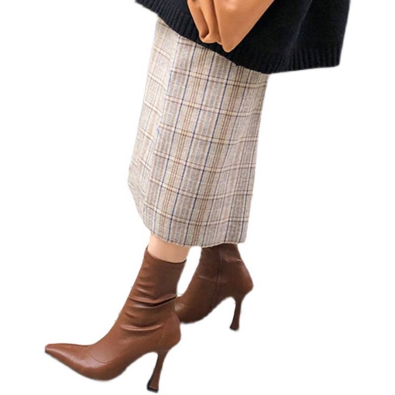 The town store to the treasure! She's got a high pointy, high-temperature, black-fibre boots and thin, short, short boots