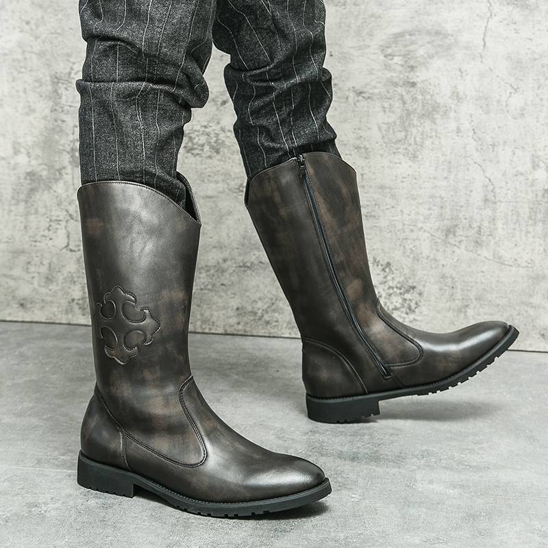 The long barrel of Martin's boots is retro-enronced west cowboys with long knee boots and Mongol boots on horse-skin boots