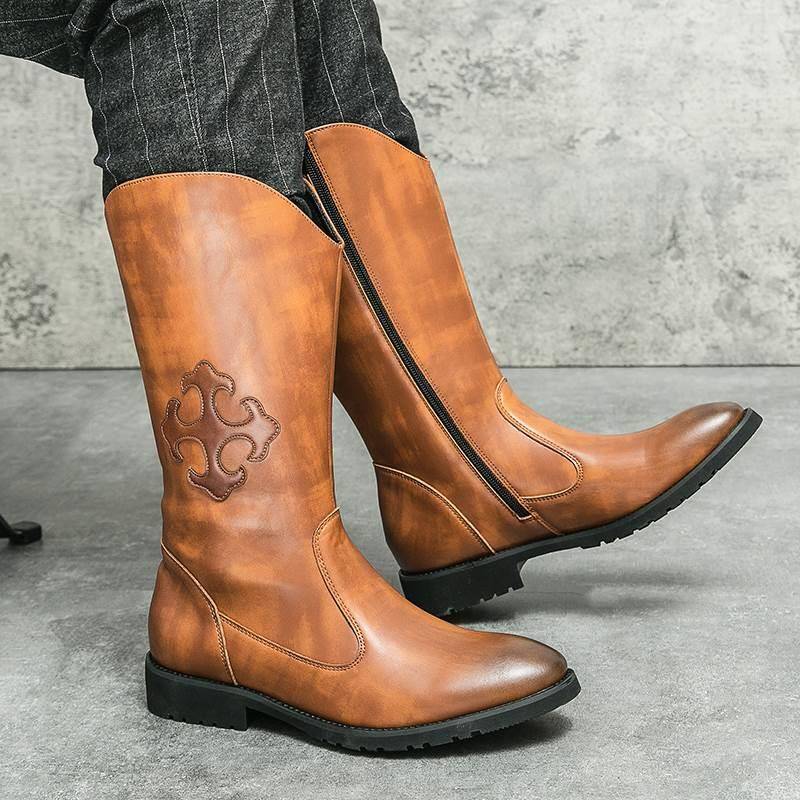 The Western Cowboy rides a high-hulled, long-chained man, a Martin horse-cruiser