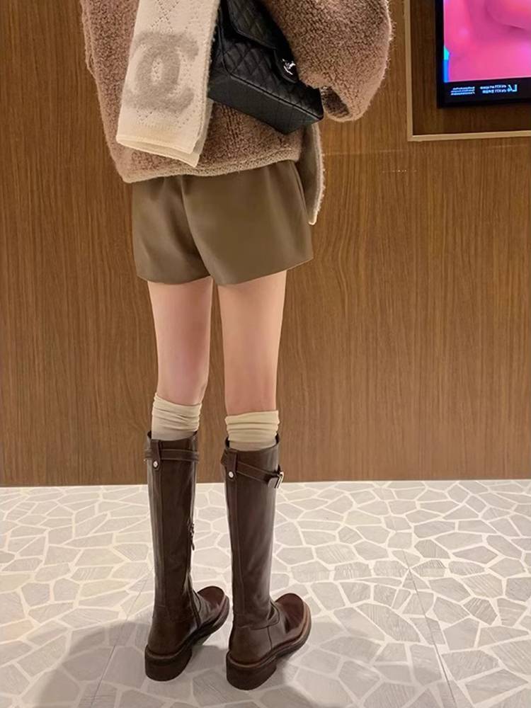 ♪ Skin ♪ ♪ Skinned roundheads with long, long boots and straps ♪
