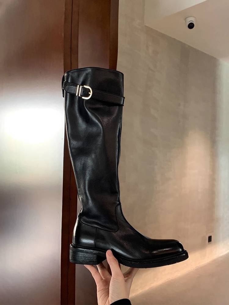 ♪ Skin ♪ ♪ Skinned roundheads with long, long boots and straps ♪