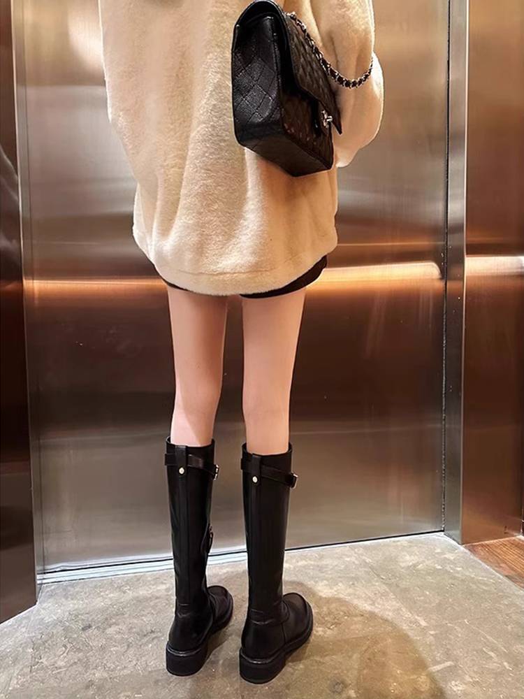 ♪ Skin ♪ ♪ Skinned roundheads with long, long boots and straps ♪