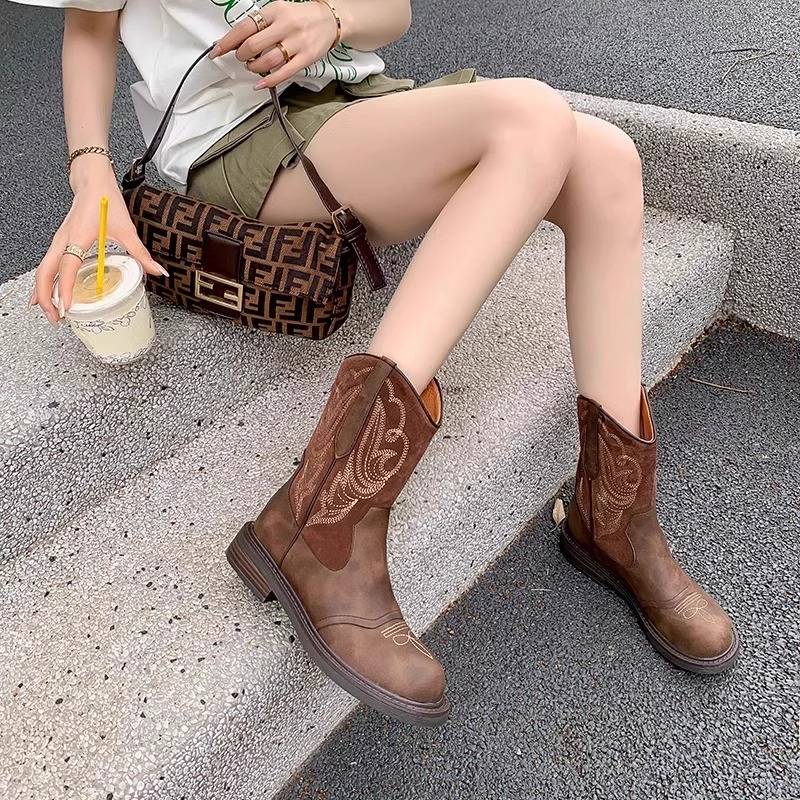 The Deer and Naryn are back in time to embroidered the West U.S. Knight's Boots and Short Boots Martin's Boots for the summer