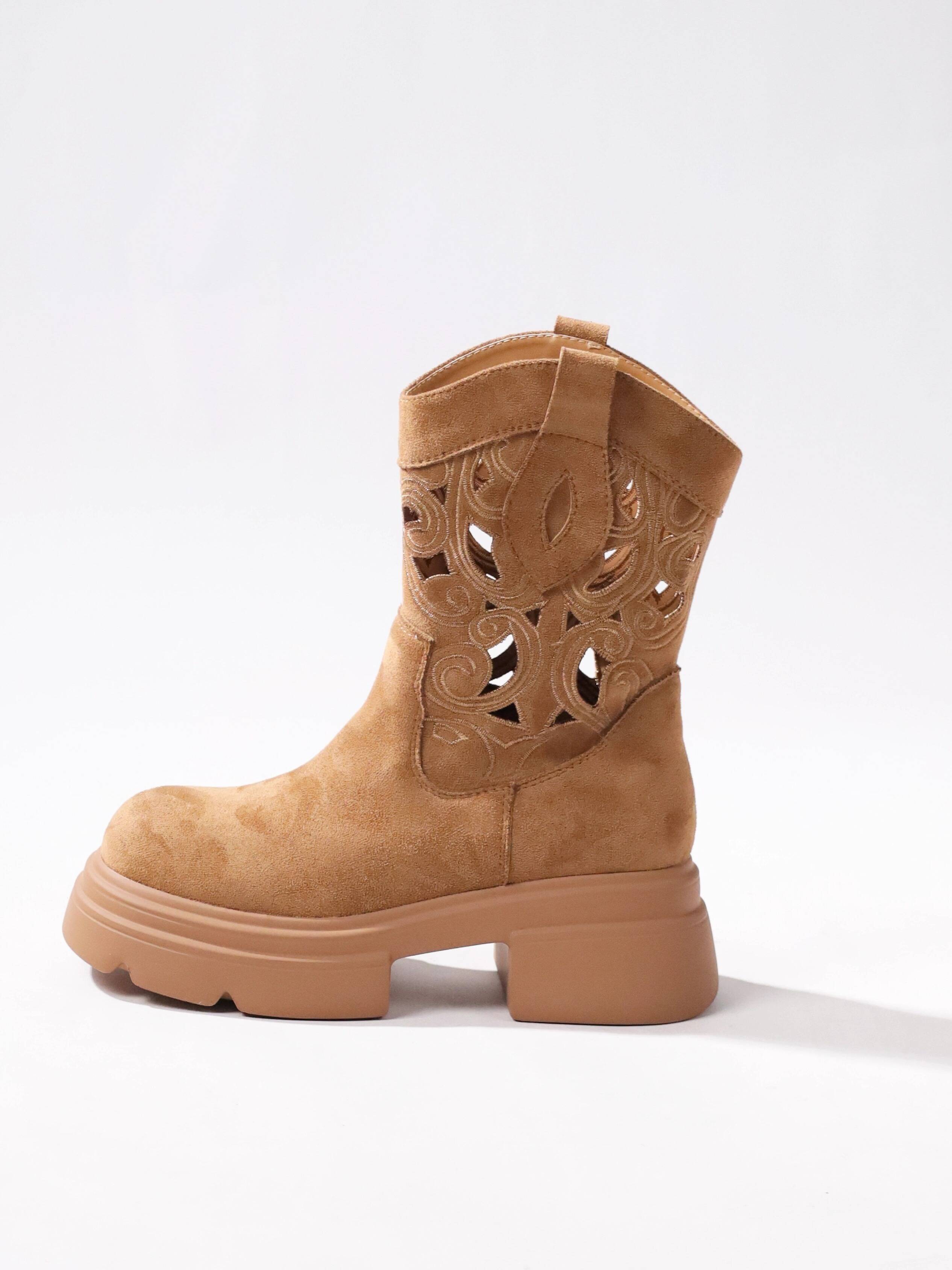 Martin Boots Girl, a new, retropiced little Western cowboy in summer 2024