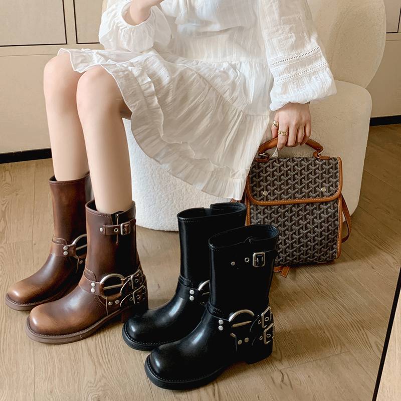 Chiang Xiao Yi's new 2024 Martin Boots Girl's Skin and Short Boots Metal with Spring and Summer Boots Boots Boots Boots