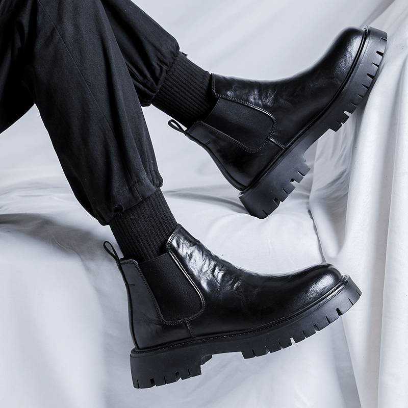 Martin Boots Man's got a nice, short-skinned, short-skinned pair of boots in the summer