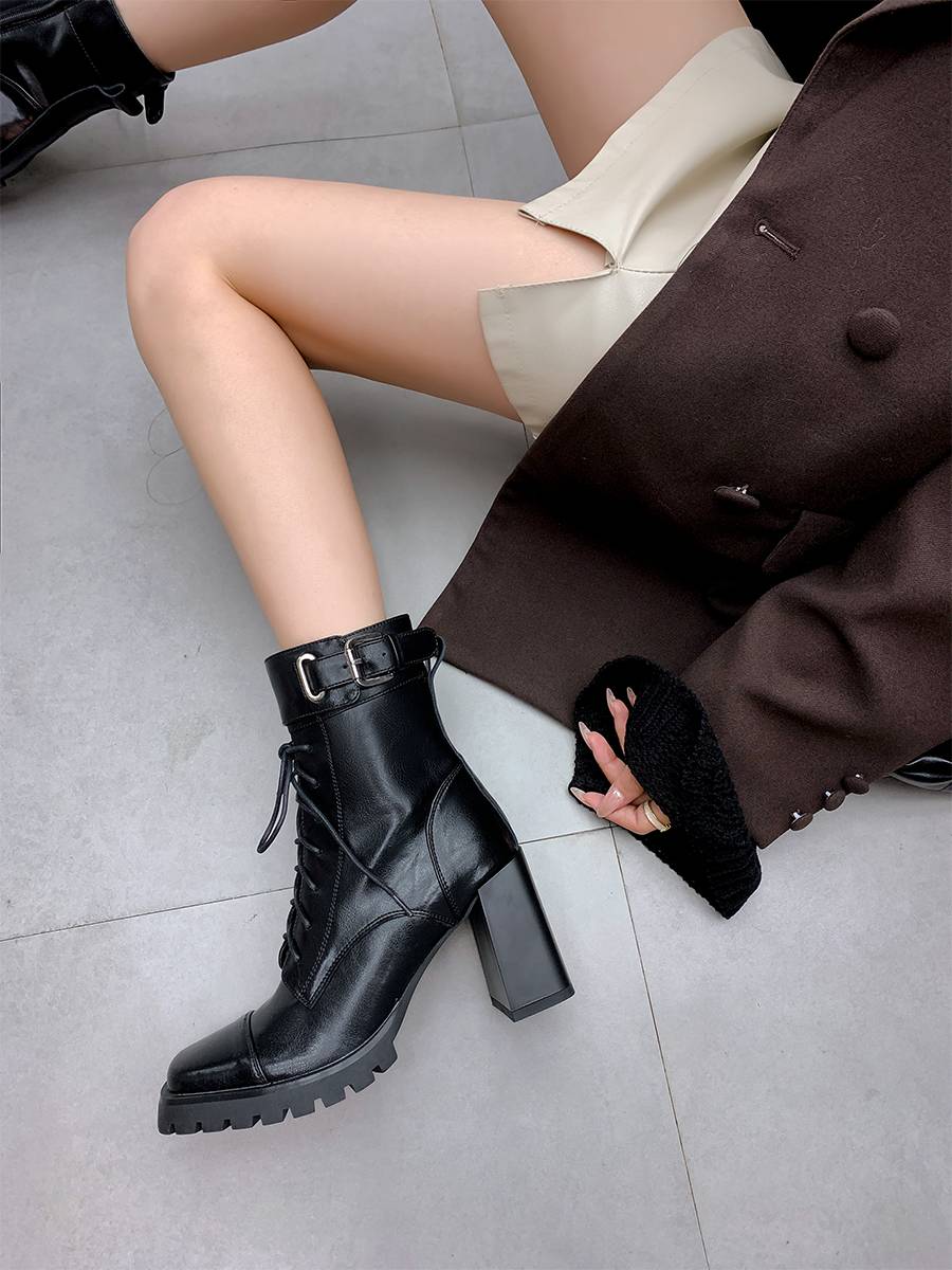 A deer, a leather-skinned Martin Boots with a new fall and winter in 2024 and thin and short boots