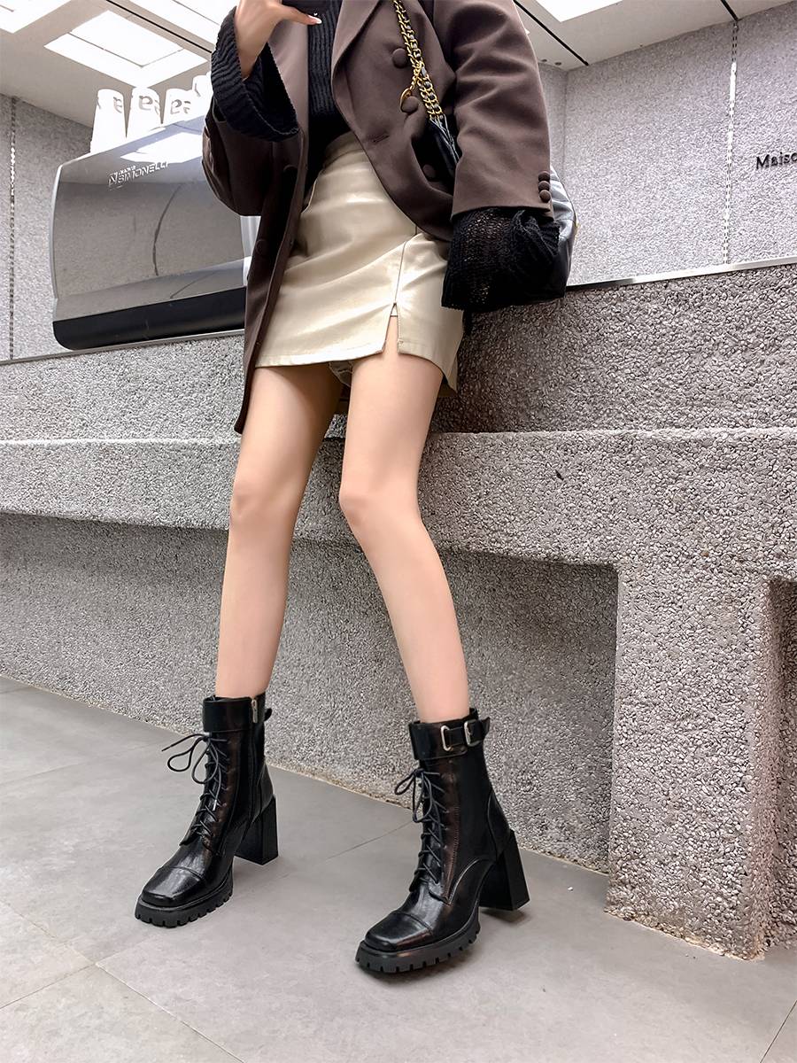 A deer, a leather-skinned Martin Boots with a new fall and winter in 2024 and thin and short boots