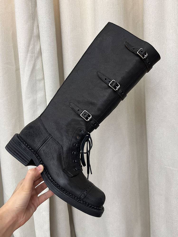 High-skinned western punks with boots and long-skinned knight boots and old new cowboy boots