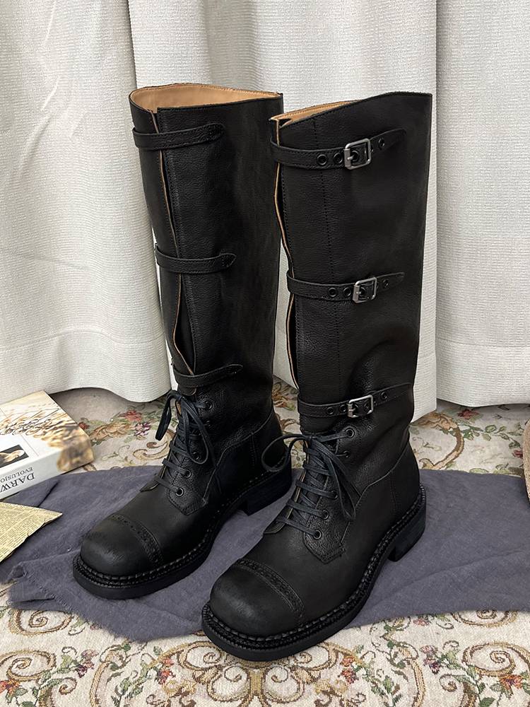 High-skinned western punks with boots and long-skinned knight boots and old new cowboy boots