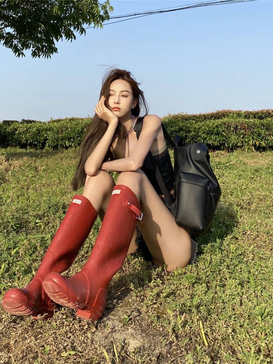Yi Mengling's same rain boots female British Cavaliers boots 2024 Summer high -end fashion model wears net red rain boots
