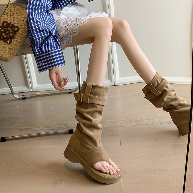 Boots children build up a pile of short boots and short boots in summer and summer