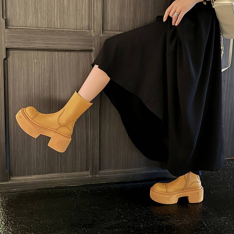 Pretty girl! Cruceous field boots, short-skinned boots