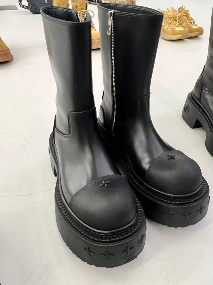 A new 24 for a high-level cross-cruise field horse boot girl with a thick ox-skin Martin boots with a big head and short boots