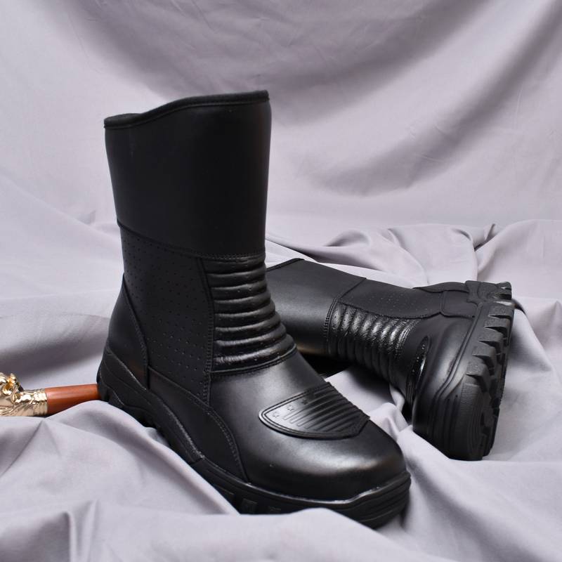 Ride the boot and wind-proof bike, cowboy boots and shorts for the boys