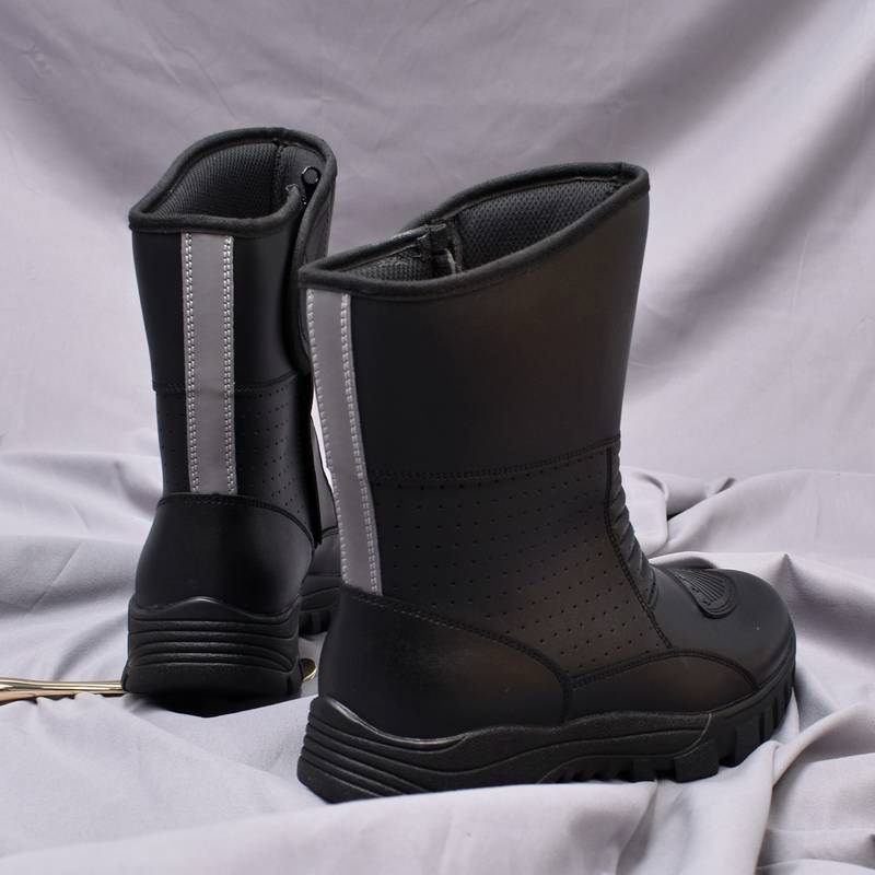 Ride the boot and wind-proof bike, cowboy boots and shorts for the boys