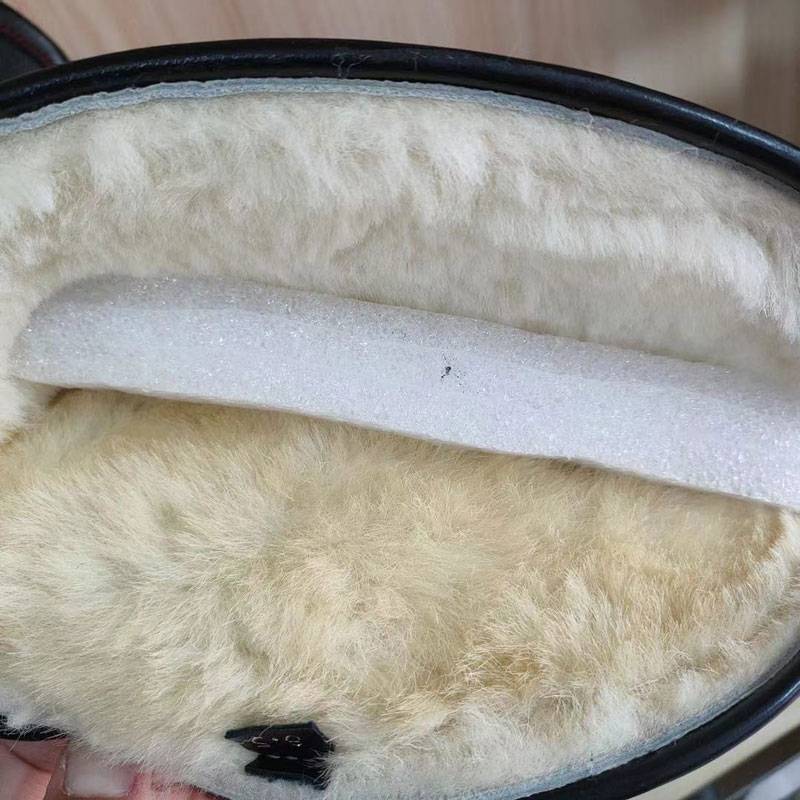 Mongolia warms up in winter hand-made horse boots, goats and furs, all-embracing oxen-covered, outdoor boots and boots