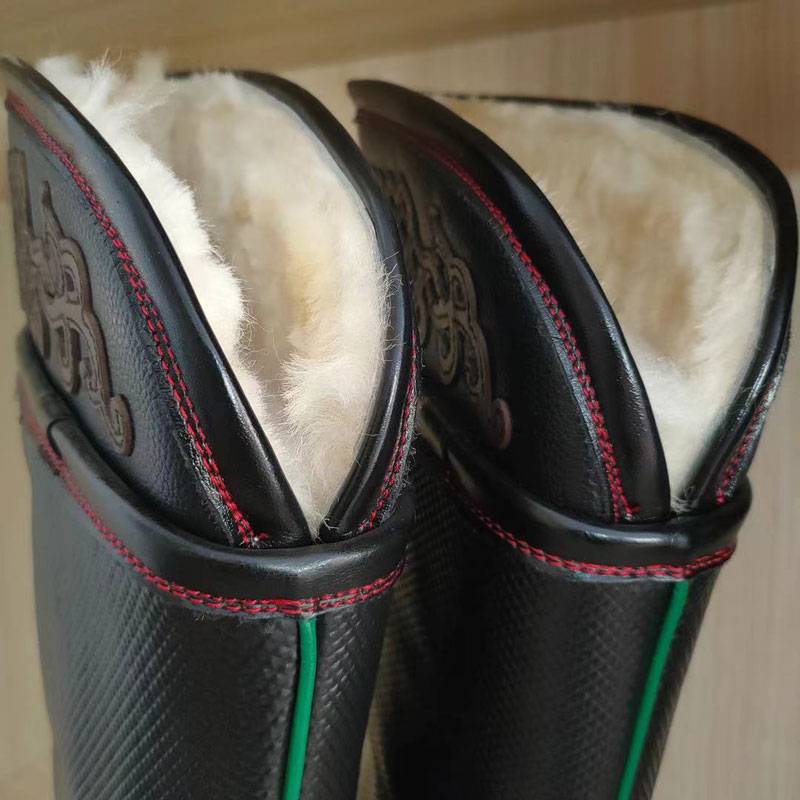 Mongolia warms up in winter hand-made horse boots, goats and furs, all-embracing oxen-covered, outdoor boots and boots