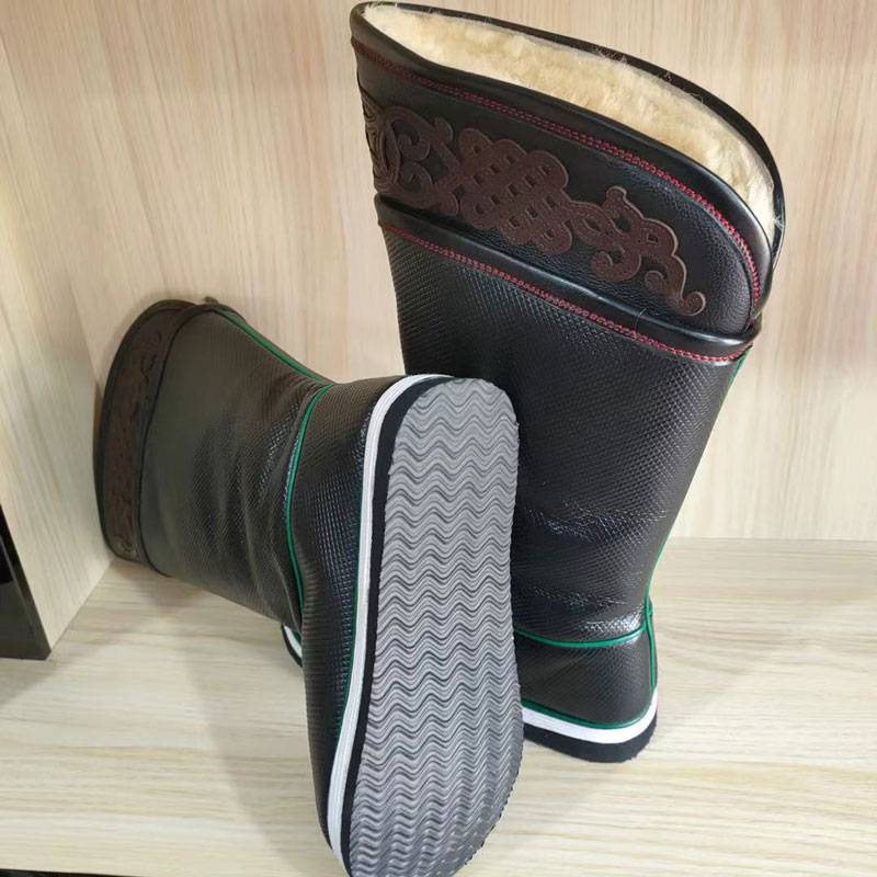 Mongolia warms up in winter hand-made horse boots, goats and furs, all-embracing oxen-covered, outdoor boots and boots