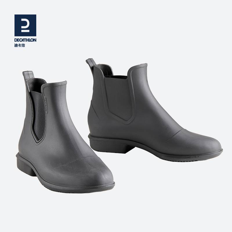 DECANONON SHORT BOOTS AND HORSE BOOTS ON A HORSE WITH CHELSEA BOOTS