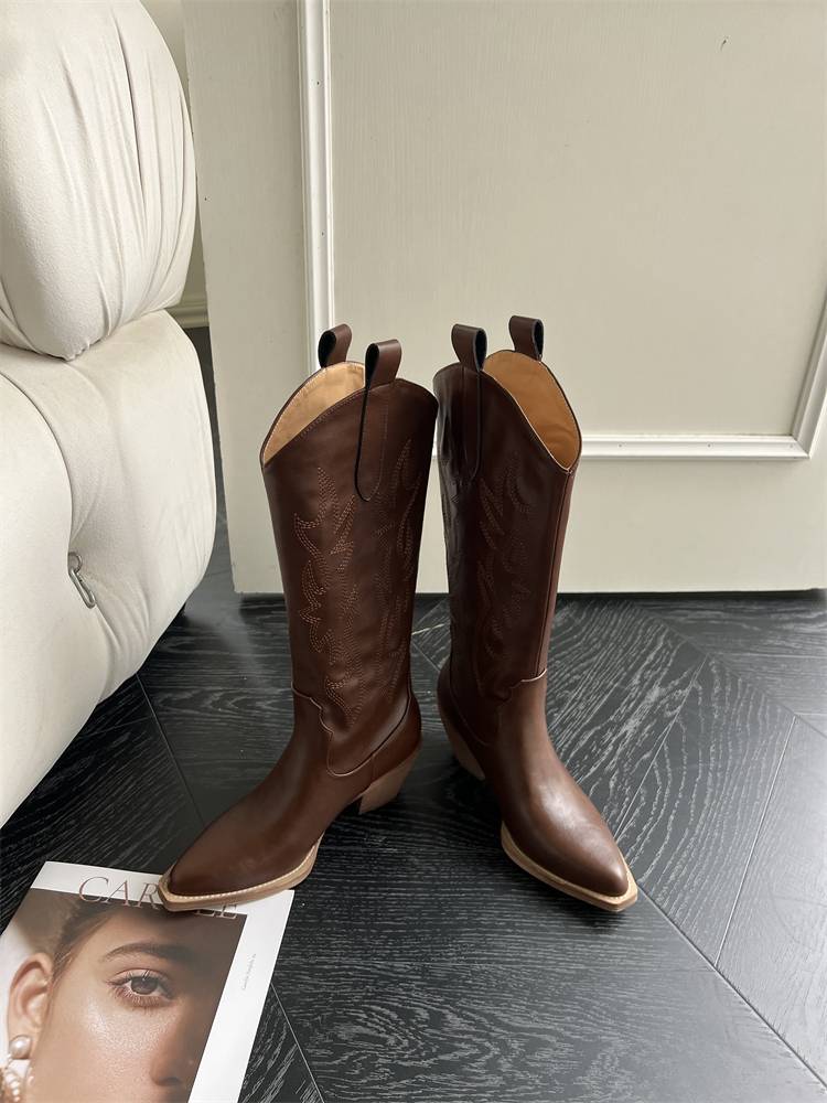 Song Xixi 2024 Autumn and Winter New Western Western Wind Rough Head Embroidery Straight Boots V -Port, leather hot girl Knight boots
