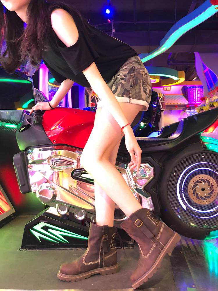 The Martin Boots Girl summers the British Knights' boots are short-skinned, Mongol boots