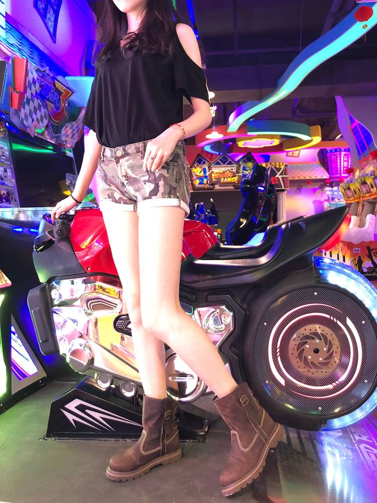 The Martin Boots Girl summers the British Knights' boots are short-skinned, Mongol boots