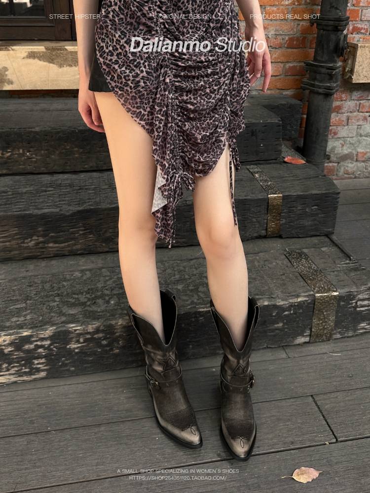 Make old pointed spikes Western denim boots women's sleeve wipe color short boots, star belt decorative short boots, travel to take pictures