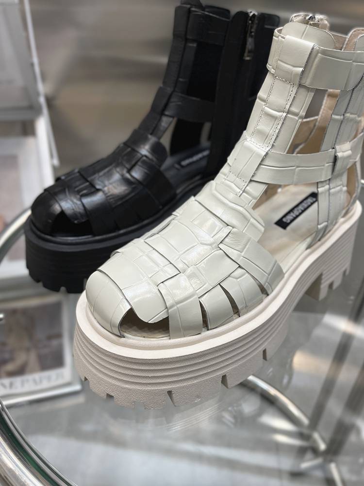 Retro Roman boots female 2024 European station summer new leather pine cake thick Martin boots hollow boots