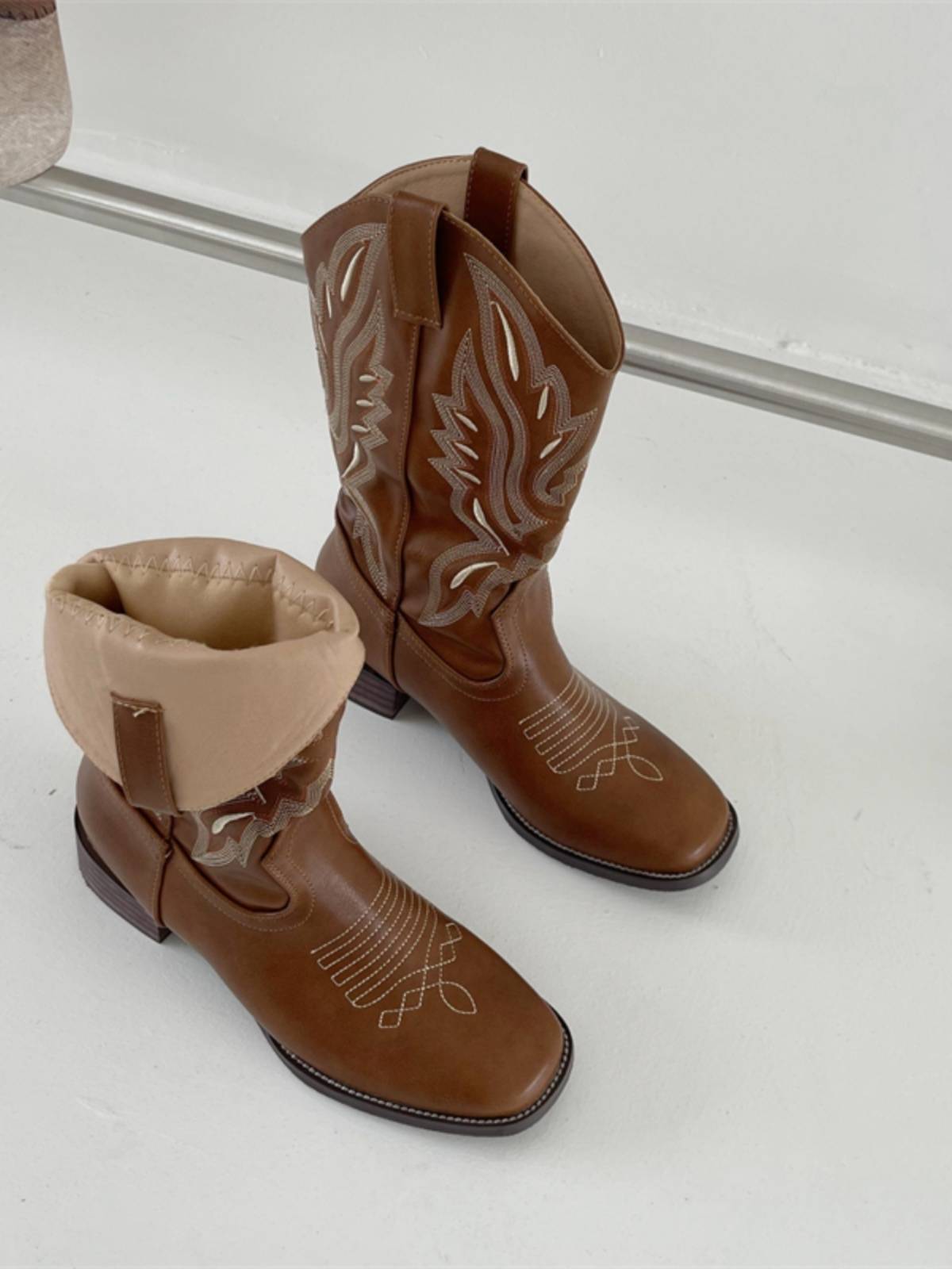 European and American coarse hee -western denim boots female summer V -port embroidered sleeve Martin boots thin retro mid -barrier knight short boots