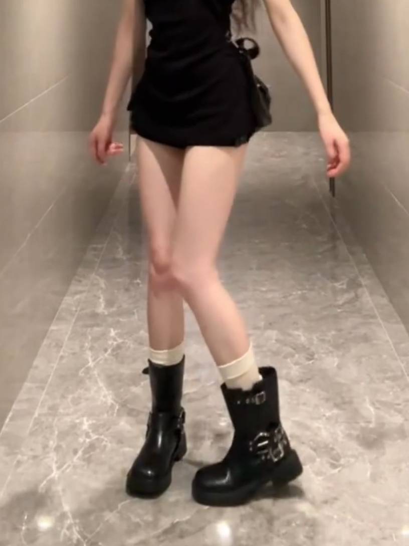 A new 2024 in black, thick and medium boots for Martin's boots