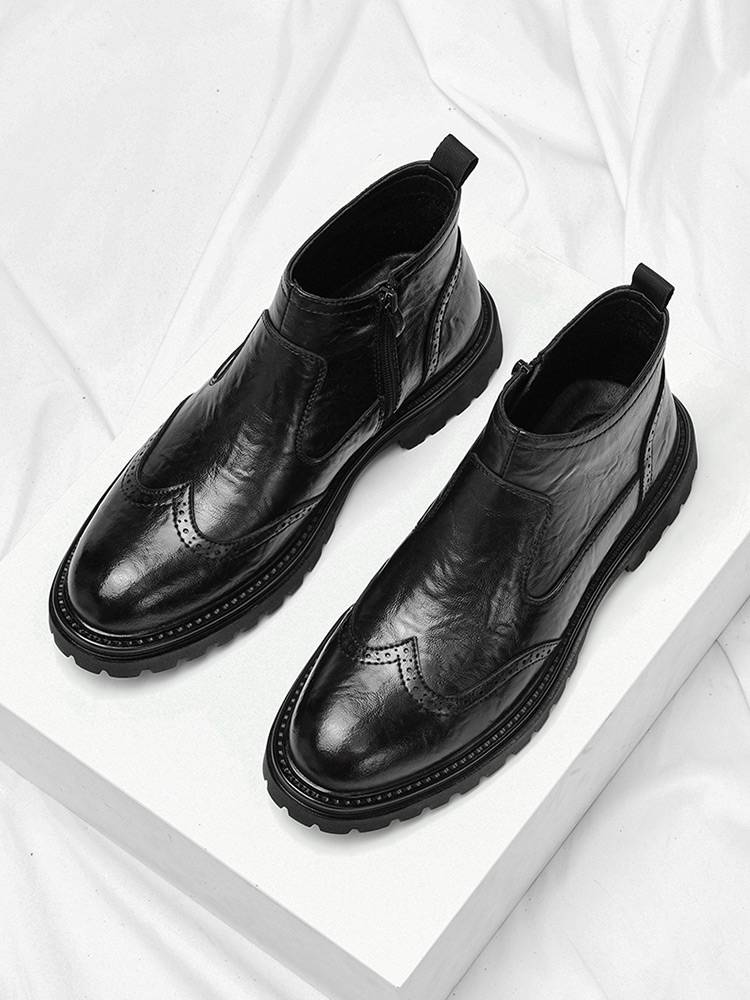 The Martin Boots Men of the British Wind helped Chelsea Block to lace his feet and take a few short boots