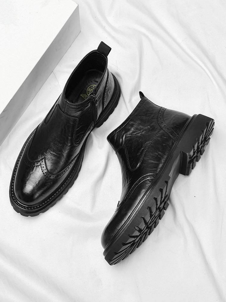 The Martin Boots Men of the British Wind helped Chelsea Block to lace his feet and take a few short boots