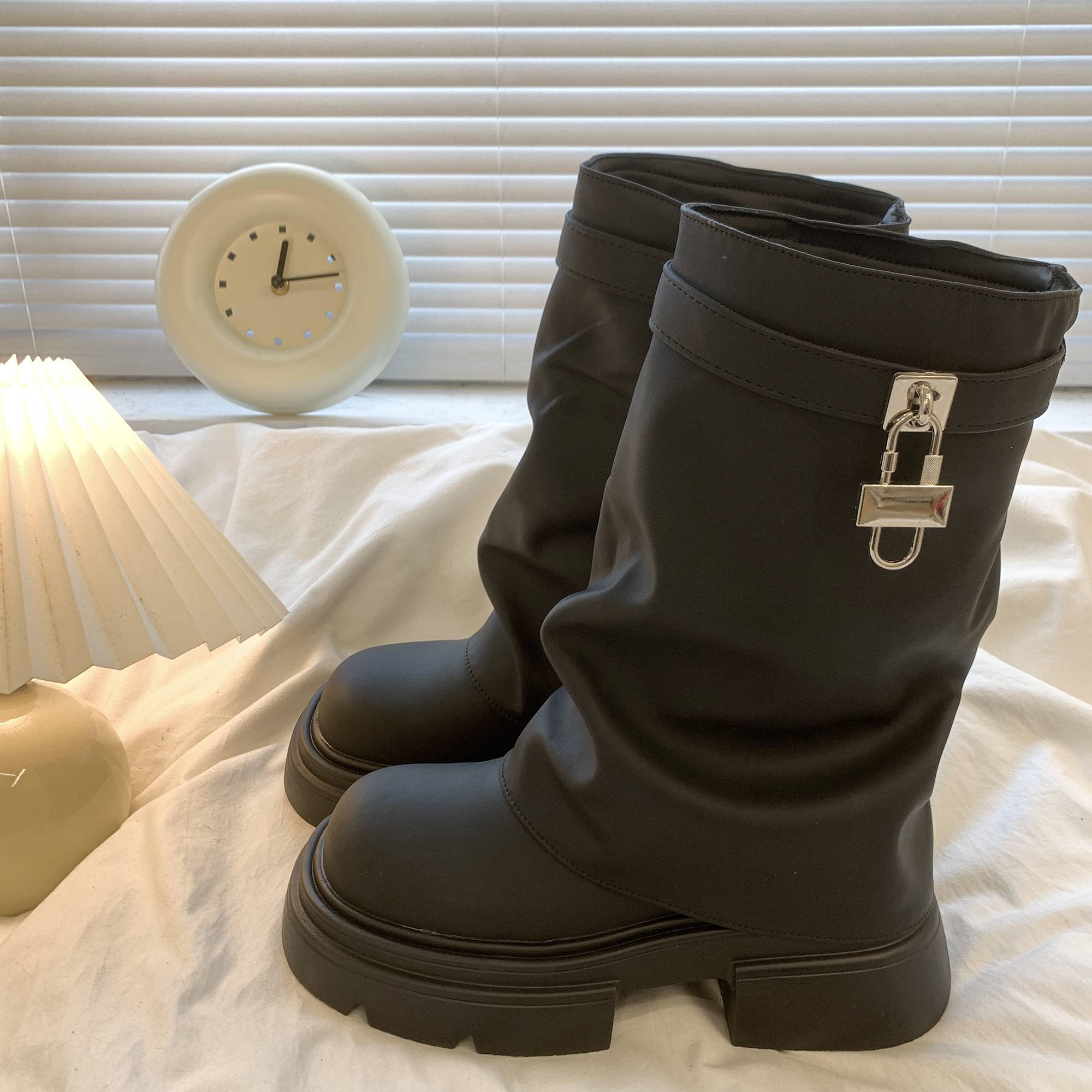 Small retro British wind thick bottom thick and thick hee Martin boots female 2024 autumn new model thin explosive pants tube boots