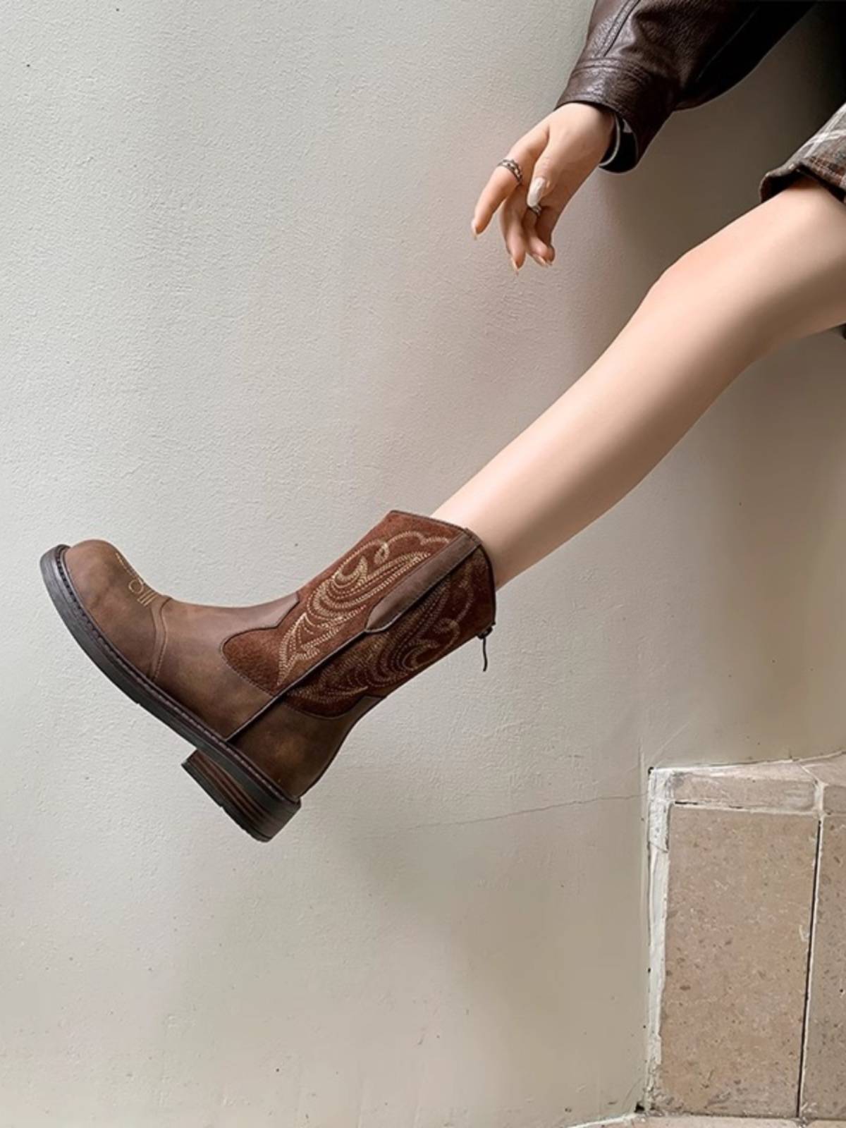 The Deer's Leung Nai Liang is back in time to embroidery the West U.S. Knight's Boots and Short Boots, Martin's Boots for Summer