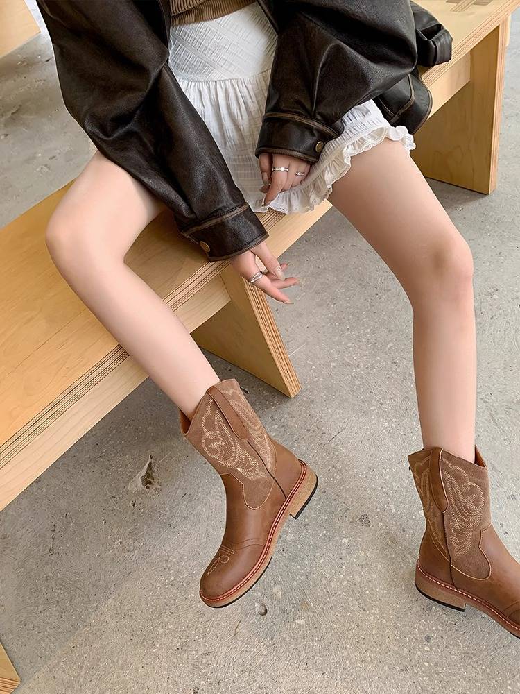 The Deer's Leung Nai Liang is back in time to embroidery the West U.S. Knight's Boots and Short Boots, Martin's Boots for Summer