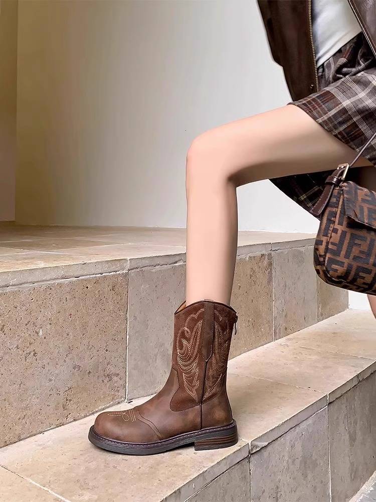 The Deer's Leung Nai Liang is back in time to embroidery the West U.S. Knight's Boots and Short Boots, Martin's Boots for Summer