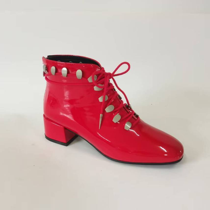 GOLD AND SILVER COATS AND MARTIN BOOTS SHOW MODELS SMALL SIZES, LITTLE BLACK BOOTS AND ANKLES
