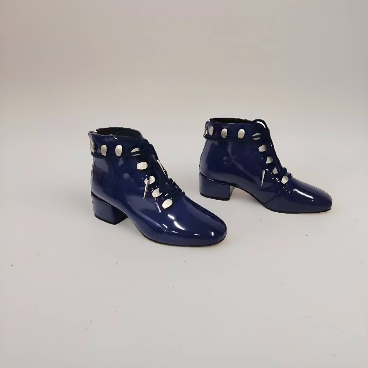 GOLD AND SILVER COATS AND MARTIN BOOTS SHOW MODELS SMALL SIZES, LITTLE BLACK BOOTS AND ANKLES