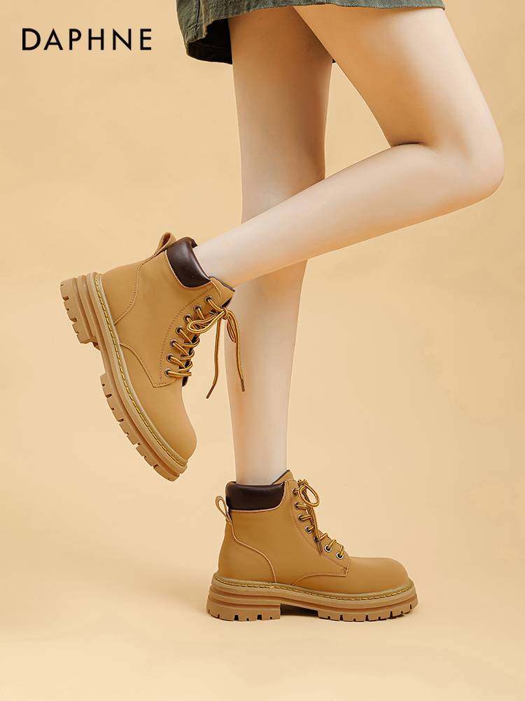 Daphne's big yellow boots, martin's short boots, and she's got 2024 new Western cowboy out-of-house shoes for the summer