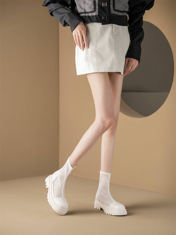 Hong Kong's white Martin Boots Girl with short-sniffed, short-sniffed boots