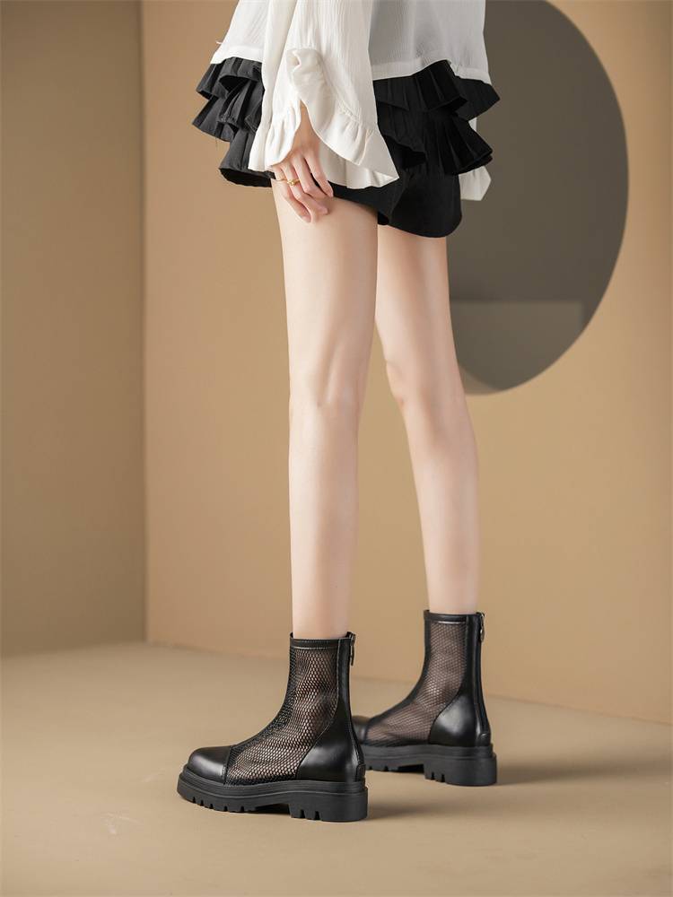 Hong Kong's white Martin Boots Girl with short-sniffed, short-sniffed boots