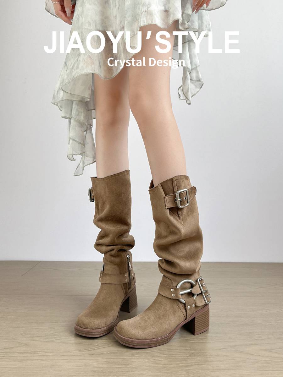 A pile of boots and wrinkled West Cowboys, 2024 new brown, high-heavy boots