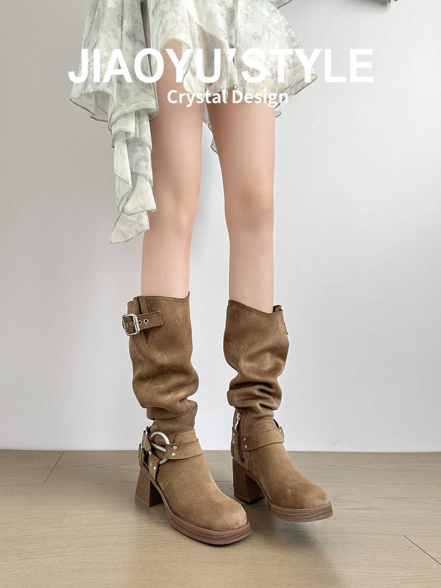 A pile of boots and wrinkled West Cowboys, 2024 new brown, high-heavy boots